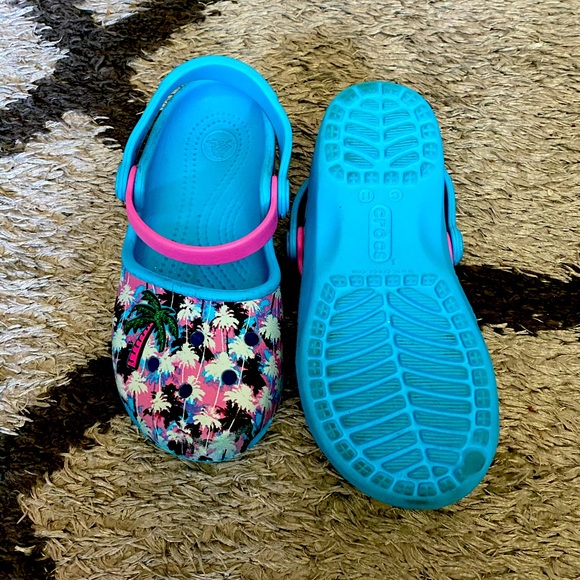 Girls Palm Tree Crocs - Picture 3 of 3
